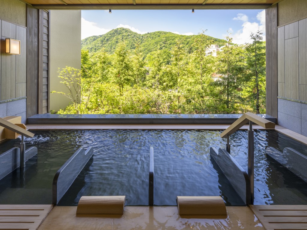 Jozankei Yuraku Souan_[Large Bath / Open-air Bath] From spring cherry blossoms and fresh summer greenery to autumn foliage or winter snowscapes, let the sights of the shifting seasons soothe your soul.